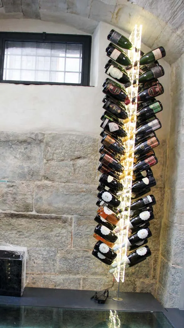 Sparkling Tower plexiglas wijntoren – Toren van 270 cm voor 136 flessen mousserende wijn – maatwerk