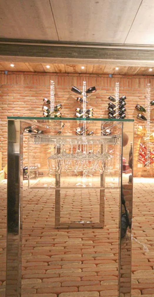 Spider wijntafel met plexiglas – Tafel met vitrine en glazenrek voor 32 glazen