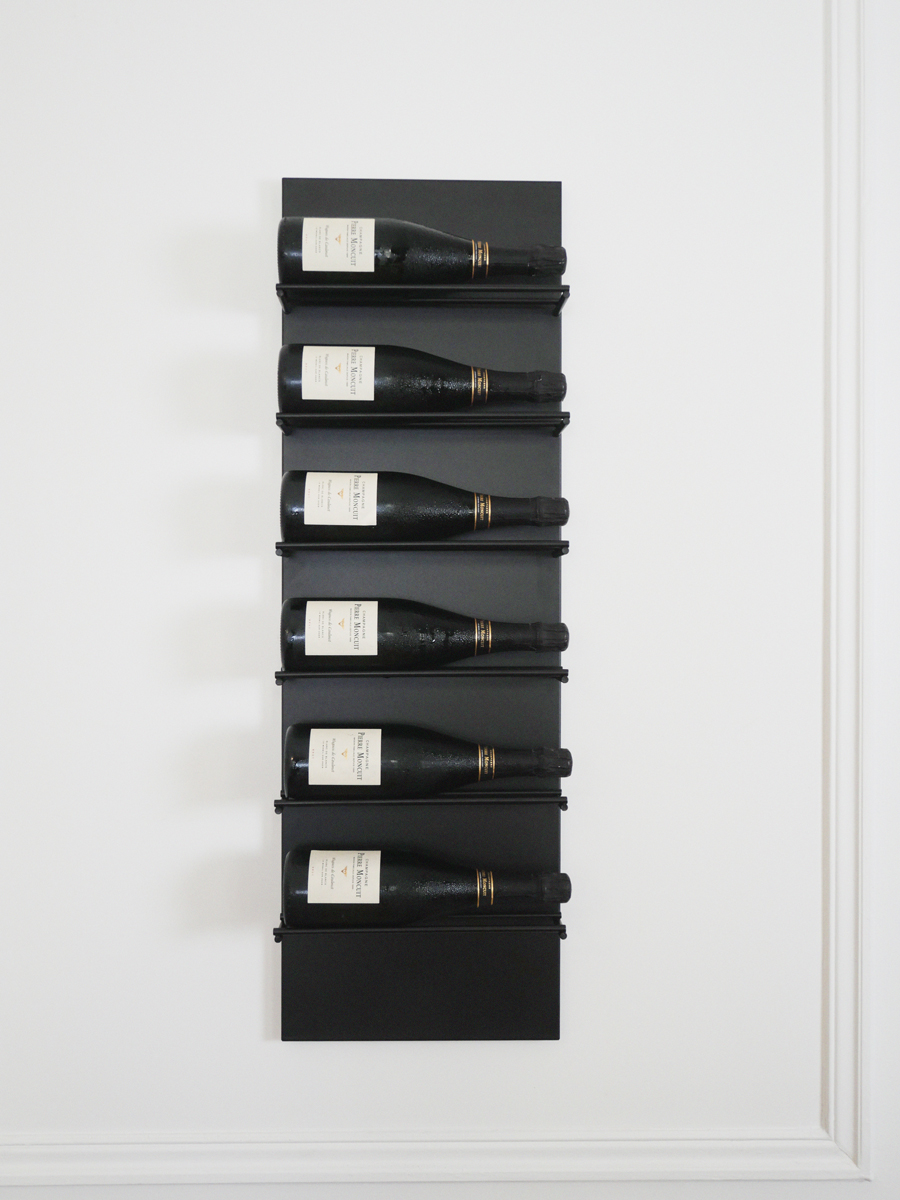 Zwart wijnrek voor aan de muur, gemaakt va metaal. geschikt voor 6 wijnflessen